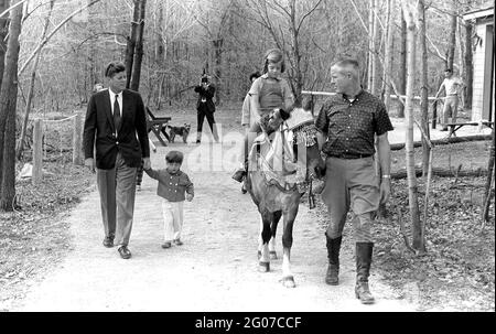 31 mars 1963 week-end au Camp David. Président Kennedy, John F. Kennedy Jr., Caroline Kennedy (circonscription de Macaroni), autres. Camp David, Maryland. Banque D'Images
