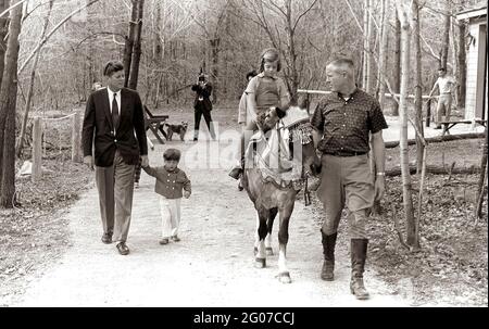 31 mars 1963 week-end au Camp David. Président Kennedy, John F. Kennedy Jr., Caroline Kennedy (circonscription de Macaroni), autres. Camp David, Maryland. Banque D'Images