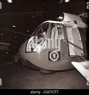 31 mars 1963 John F. Kennedy, Jr., est assis dans le poste de pilotage de l'hélicoptère présidentiel lors d'une excursion d'un week-end au Camp David dans le comté de Frederick, Maryland. Banque D'Images