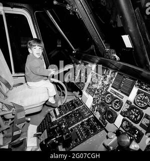 31 mars 1963 John F. Kennedy, Jr., est assis dans le poste de pilotage de l'hélicoptère présidentiel lors d'une excursion d'un week-end au Camp David dans le comté de Frederick, Maryland. Banque D'Images