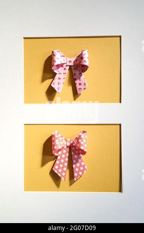 Boucles en papier de couleur, fabriquées à la main avec la technique de l'origami. Concepts de Parties et de cadeaux pour la maison. Banque D'Images