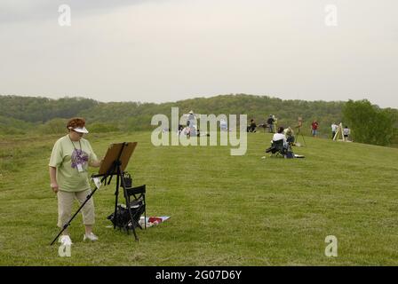 AUGUSTA, ÉTATS-UNIS - 30 avril 2009 : des artistes de plein air peignant un paysage du Missouri. Banque D'Images