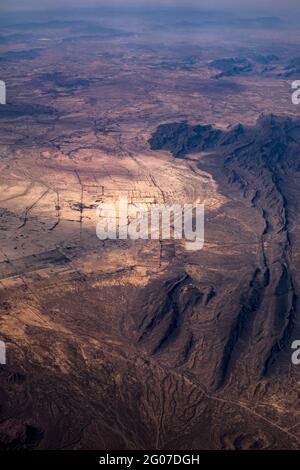 Vue aérienne des routes de terre dans le désert, survolant la Sierra Madre Oriental, Coahuila, nord du Mexique Banque D'Images