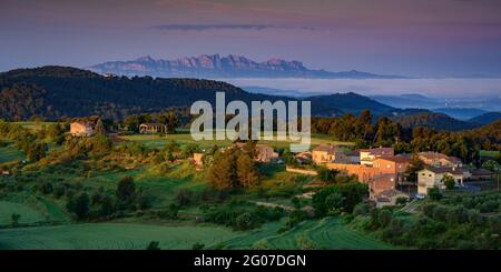 Montagne de Montserrat vue du point de vue de Serrat de Cal Tripeta à Santa Maria d'Oló (Moianès, Barcelone, Catalogne, Espagne) Banque D'Images