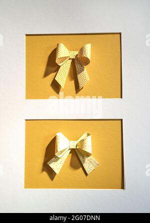 Boucles en papier de couleur, fabriquées à la main avec la technique de l'origami. Concepts de Parties et de cadeaux pour la maison. Banque D'Images