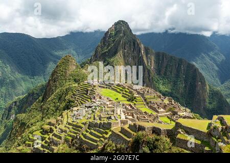 Machu Picchu Inca ruine avec ciel dramatique, Sanctuaire historique de Machu Picchu, Cusco, Pérou. Banque D'Images