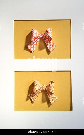 Boucles en papier de couleur, fabriquées à la main avec la technique de l'origami. Concepts de Parties et de cadeaux pour la maison. Banque D'Images