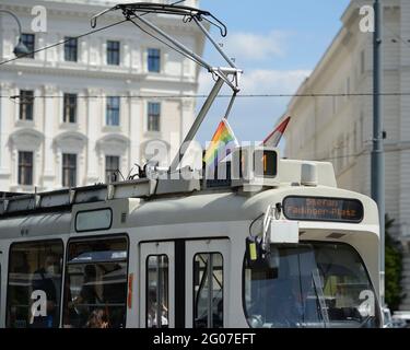 Vienne, Autriche. 1er juin 2021. Depuis 2001, la communauté LGBTIQ est en train de voler le drapeau avec des drapeaux arc-en-ciel sur toutes les lignes de tramway viennoises chaque année avant la parade de l'arc-en-ciel. Le drapeau arc-en-ciel n'est pas seulement un symbole de la communauté, il rend également Vienne un peu plus colorée et diversifiée Banque D'Images