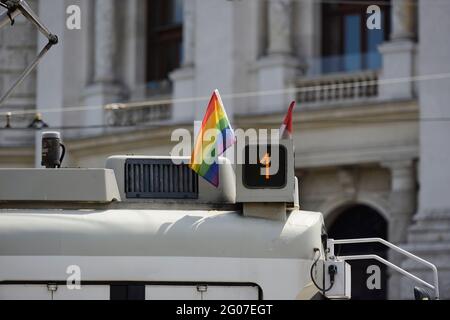 Vienne, Autriche. 1er juin 2021. Depuis 2001, la communauté LGBTIQ est en train de voler le drapeau avec des drapeaux arc-en-ciel sur toutes les lignes de tramway viennoises chaque année avant la parade de l'arc-en-ciel. Le drapeau arc-en-ciel n'est pas seulement un symbole de la communauté, il rend également Vienne un peu plus colorée et diversifiée Banque D'Images