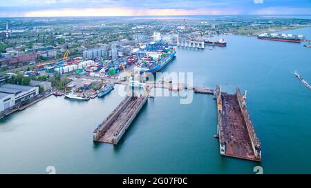 Odessa, Ukraine - 18 mai 2021 : quais vides à sec dans le port d'Odessa. Banque D'Images