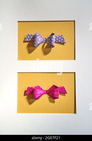 Boucles en papier de couleur, fabriquées à la main avec la technique de l'origami. Concepts de Parties et de cadeaux pour la maison. Banque D'Images