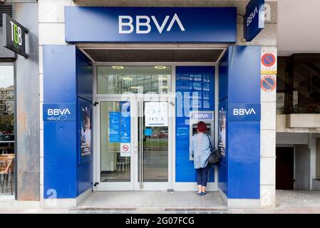 Valence, Espagne. 31 mai 2021. Une femme portant un masque facial comme précaution contre la propagation du covid-19 à un guichet automatique de banque BBVA. Credit: Xisco Navarro/SOPA Images/ZUMA Wire/Alay Live News Banque D'Images