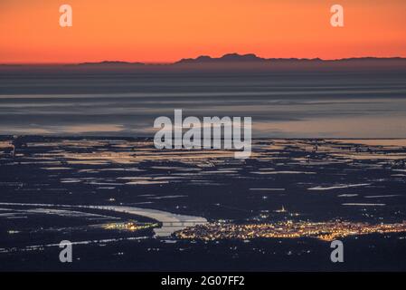 Lever de soleil du Mont Caro en regardant le delta de l'Ebre et la Serra de Tramuntana à l'horizon, à Majorque (Parc naturel d'Els ports, Tarragone, Espagne) Banque D'Images