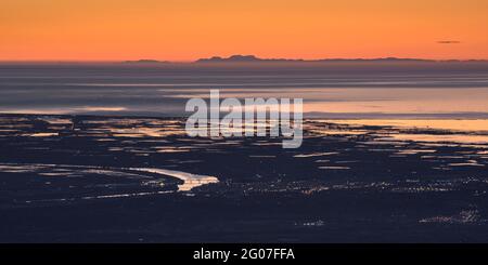 Lever de soleil du Mont Caro en regardant le delta de l'Ebre et la Serra de Tramuntana à l'horizon, à Majorque (Parc naturel d'Els ports, Tarragone, Espagne) Banque D'Images