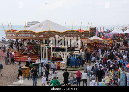 Londres, Royaume-Uni. 30 mai 2021. Les amateurs de soleil pourront profiter d'une promenade sur le front de mer de Brighton. Crédit : SOPA Images Limited/Alamy Live News Banque D'Images