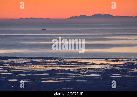 Lever de soleil du Mont Caro en regardant le delta de l'Ebre et la Serra de Tramuntana à l'horizon, à Majorque (Parc naturel d'Els ports, Tarragone, Espagne) Banque D'Images