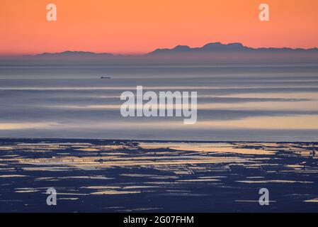 Lever de soleil du Mont Caro en regardant le delta de l'Ebre et la Serra de Tramuntana à l'horizon, à Majorque (Parc naturel d'Els ports, Tarragone, Espagne) Banque D'Images