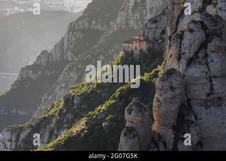 La grotte Sainte (la Santa Cova), vue de l'abbaye de Montserrat (Barcelone, Catalogne, Espagne) ESP: La Santa Cueva, vista desde la Abadía de Montserrat Banque D'Images