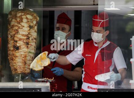 Ankara, Turquie. 1er juin 2021. Les chefs portant un masque facial préparent un repas dans un restaurant à Ankara, Turquie, le 1er juin 2021. La Turquie est entrée dans une nouvelle phase mardi dans la lutte contre le COVID-19 après que le gouvernement ait encore assoupli les restrictions anti-coronavirus. Le verrouillage du week-end a été levé le samedi, et les couvre-feux nocturnes en semaine ont été reportés d'une heure. Les restaurants, les cafés et les installations sportives sont également devenus opérationnels avec un nombre limité de clients. Crédit: Mustafa Kaya/Xinhua/Alamy Live News Banque D'Images