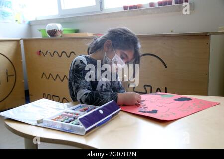 Ankara, Turquie. 1er juin 2021. Un enfant avec un masque peint dans un jardin d'enfants à Ankara, Turquie, le 1er juin 2021. La Turquie est entrée dans une nouvelle phase mardi dans la lutte contre le COVID-19 après que le gouvernement ait encore assoupli les restrictions anti-coronavirus. Le verrouillage du week-end a été levé le samedi, et les couvre-feux nocturnes en semaine ont été reportés d'une heure. Les restaurants, les cafés et les installations sportives sont également devenus opérationnels avec un nombre limité de clients. Crédit: Mustafa Kaya/Xinhua/Alamy Live News Banque D'Images