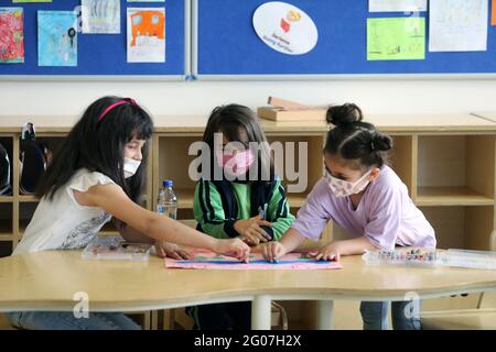 Ankara, Turquie. 1er juin 2021. Les enfants qui portent des masques faciaux peignent un jardin d'enfants à Ankara, Turquie, le 1er juin 2021. La Turquie est entrée dans une nouvelle phase mardi dans la lutte contre le COVID-19 après que le gouvernement ait encore assoupli les restrictions anti-coronavirus. Le verrouillage du week-end a été levé le samedi, et les couvre-feux nocturnes en semaine ont été reportés d'une heure. Les restaurants, les cafés et les installations sportives sont également devenus opérationnels avec un nombre limité de clients. Crédit: Mustafa Kaya/Xinhua/Alamy Live News Banque D'Images