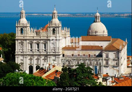 Portugal, Lisbonne. Monastère de Sao Vicente de Fora (Saint Vincent à l'extérieur des murs). Construit entre les XVIe et XVIIe siècles selon le projet de Filippo Terzi (1520-1597) et Juan de Herrera (1530-1597). Vue panoramique. Banque D'Images