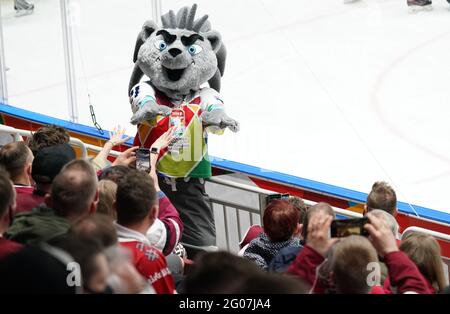 Riga, Lettonie. 1er juin 2021. Hockey sur glace: Championnat du monde, tour préliminaire, Groupe B, Allemagne - Lettonie: La mascotte hale les spectateurs. Credit: Roman Koksarov/dpa/Alay Live News Banque D'Images