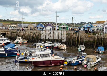 Port de West Bay rempli de bateaux et de kiosques alimentaires en arrière-plan, West Bay, Dorset, Angleterre, Royaume-Uni Banque D'Images