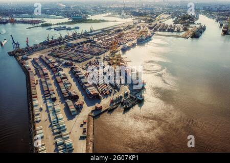 Vue aérienne sur le port de mer avec conteneurs de cargaison. Paysage industriel Banque D'Images