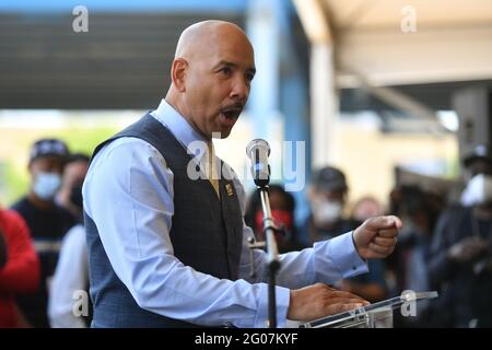 Le président de Bronx Borough, Ruben Diaz Jr., prononce un discours lors de l'inauguration de Bronx point et du Universal Hip Hop Museum dans le Bronx à New York Banque D'Images