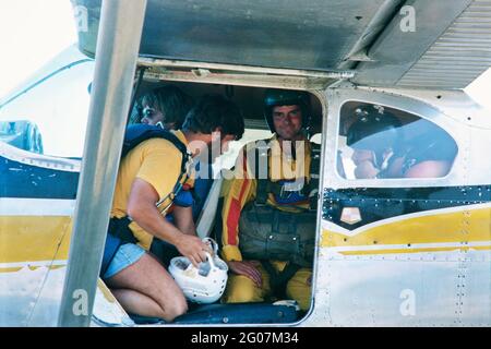 Parachutisme, parachute et parachutisme avec Jeff Krotz 1982 à Simcoe Ontario Canada Banque D'Images