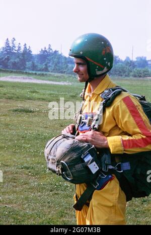 Parachutisme, parachute et parachutisme avec Jeff Krotz 1982 à Simcoe Ontario Canada Banque D'Images