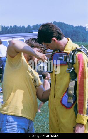 Parachutisme, parachute et parachutisme avec Jeff Krotz 1982 à Simcoe Ontario Canada Banque D'Images