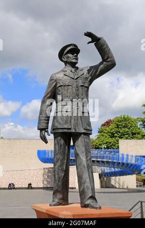 Statue de Sir Frank Whittle (Faith Winter, 2007, bronze), près du musée du transport de Coventry, Millennium place, Coventry, West Midlands, Angleterre, Royaume-Uni, Europe Banque D'Images