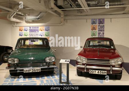 Domaine du triomphe 2000 (1969) et Triumph vitesse Mk2 (1970), musée du transport de Coventry, Millennium place, Coventry, West Midlands, Angleterre, Royaume-Uni, Europe Banque D'Images