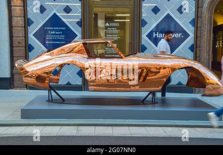 Londres, Royaume-Uni. 1er juin 2021. 'Ferrari 250 GTO' par Anthony James (2021) à Bond Street. Le Mayfair Sculpture Trail est une exposition en plein air dans le quartier de Mayfair, dans le centre de Londres, qui présente de nouvelles sculptures ainsi que des œuvres d'art publiques permanentes dans la région. Il a lieu du 2 au 27 juin 2021. (Crédit : Vuk Valcic / Alamy Live News) Banque D'Images