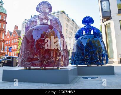 Londres, Royaume-Uni. 1er juin 2021. « Infanta Margarita bleu et blanc » par Manolo Valdes (2020) sur la place Berkeley. Le Mayfair Sculpture Trail est une exposition en plein air dans le quartier de Mayfair, dans le centre de Londres, qui présente de nouvelles sculptures ainsi que des œuvres d'art publiques permanentes dans la région. Il a lieu du 2 au 27 juin 2021. (Crédit : Vuk Valcic / Alamy Live News) Banque D'Images