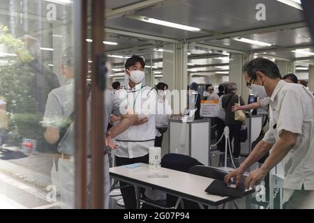 Tokyo, Japon. 1er juin 2021. Le personnel de la réception du centre de vaccination a ouvert ses portes le 24 mai 2021. Le centre de vaccination de masse d'Otemachi est géré par les forces d'autodéfense et 10,000 personnes peuvent être vaccinées en une journée. Crédit : SOPA Images Limited/Alamy Live News Banque D'Images