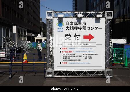 Tokyo, Japon. 1er juin 2021. Un panneau d'information à l'entrée du centre de vaccination.ouvert le 24 mai 2021, le centre de vaccination de masse d'Otemachi est géré par les forces d'autodéfense et 10,000 personnes peuvent être vaccinées en une journée. Crédit : SOPA Images Limited/Alamy Live News Banque D'Images