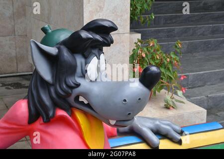 Sculpture d'un loup sur un banc d'un dessin animé soviétique devant le studio de cinéma Soyuzmultfilm. Banque D'Images