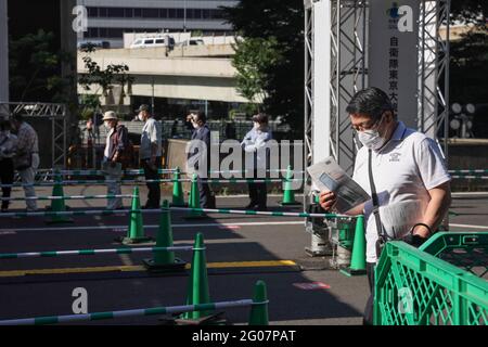 Tokyo, Japon. 1er juin 2021. Un homme qui se dirige vers l'entrée de la réception au centre de vaccination. Ouvert le 24 mai 2021, le centre de vaccination de masse d'Otemachi est géré par les forces d'autodéfense et 10,000 personnes peuvent être vaccinées en une journée. Crédit : SOPA Images Limited/Alamy Live News Banque D'Images