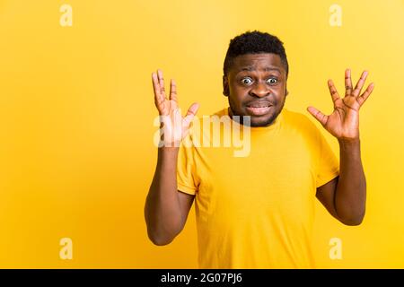 Choqué afro-américain youngman portant un t-shirt jaune a reçu choqué mauvaises nouvelles, indépendant gars souffrant de problèmes d'affaires ou de famille, gain de loterie Banque D'Images