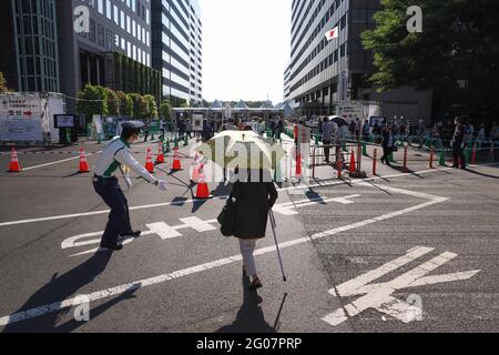 Tokyo, Japon. 1er juin 2021. Un garde de sécurité guide les gens au centre de vaccination.ouvert le 24 mai 2021, le centre de vaccination de masse d'Otemachi est géré par les forces d'autodéfense et 10,000 personnes peuvent être vaccinées en une journée. (Photo de Stanislav Kogiku/SOPA Images/Sipa USA) crédit: SIPA USA/Alay Live News Banque D'Images