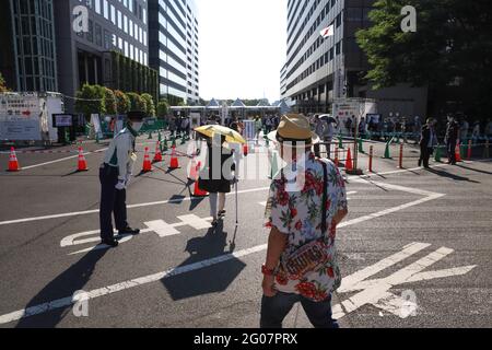 Tokyo, Japon. 1er juin 2021. Un garde de sécurité guide les gens au centre de vaccination.ouvert le 24 mai 2021, le centre de vaccination de masse d'Otemachi est géré par les forces d'autodéfense et 10,000 personnes peuvent être vaccinées en une journée. (Photo de Stanislav Kogiku/SOPA Images/Sipa USA) crédit: SIPA USA/Alay Live News Banque D'Images