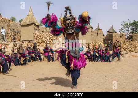 Masque danseurs dans le village de Tielli, pays Dogon, Mali Banque D'Images