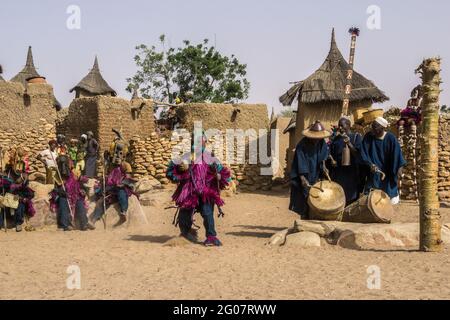 Masque danseurs dans le village de Tielli, pays Dogon, Mali Banque D'Images