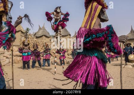 Masque danseurs dans le village de Tielli, pays Dogon, Mali Banque D'Images
