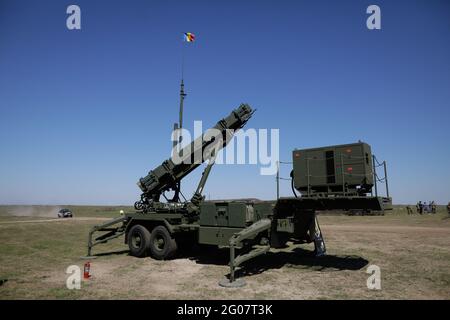 Smardan, Roumanie - 11 mai 2021 : le système de missiles sol-air Patriot de l'armée roumaine au champ de tir militaire de Smardan, Roumanie. Banque D'Images