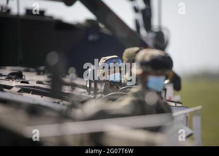 Smardan, Roumanie - 11 mai 2021 : des soldats roumains participent à un exercice militaire conjoint dans le champ de tir de Smardan, dans le sud-est de la Roumanie. Banque D'Images