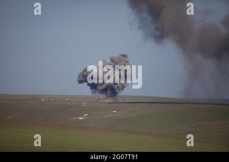 Smardan, Roumanie - 11 mai 2021 : les cibles sont frappées par des tirs d'artillerie sur le champ de tir de Smardan, dans le sud-est de la Roumanie. Banque D'Images